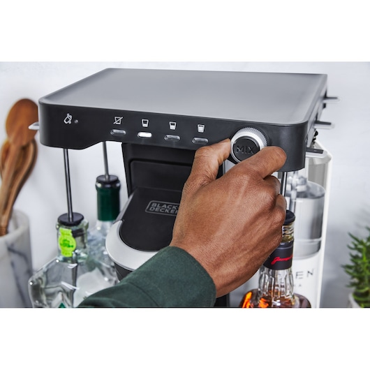 BLACKDECKER cocktail maker BEHB101, close-up view with hand turning mix dial.